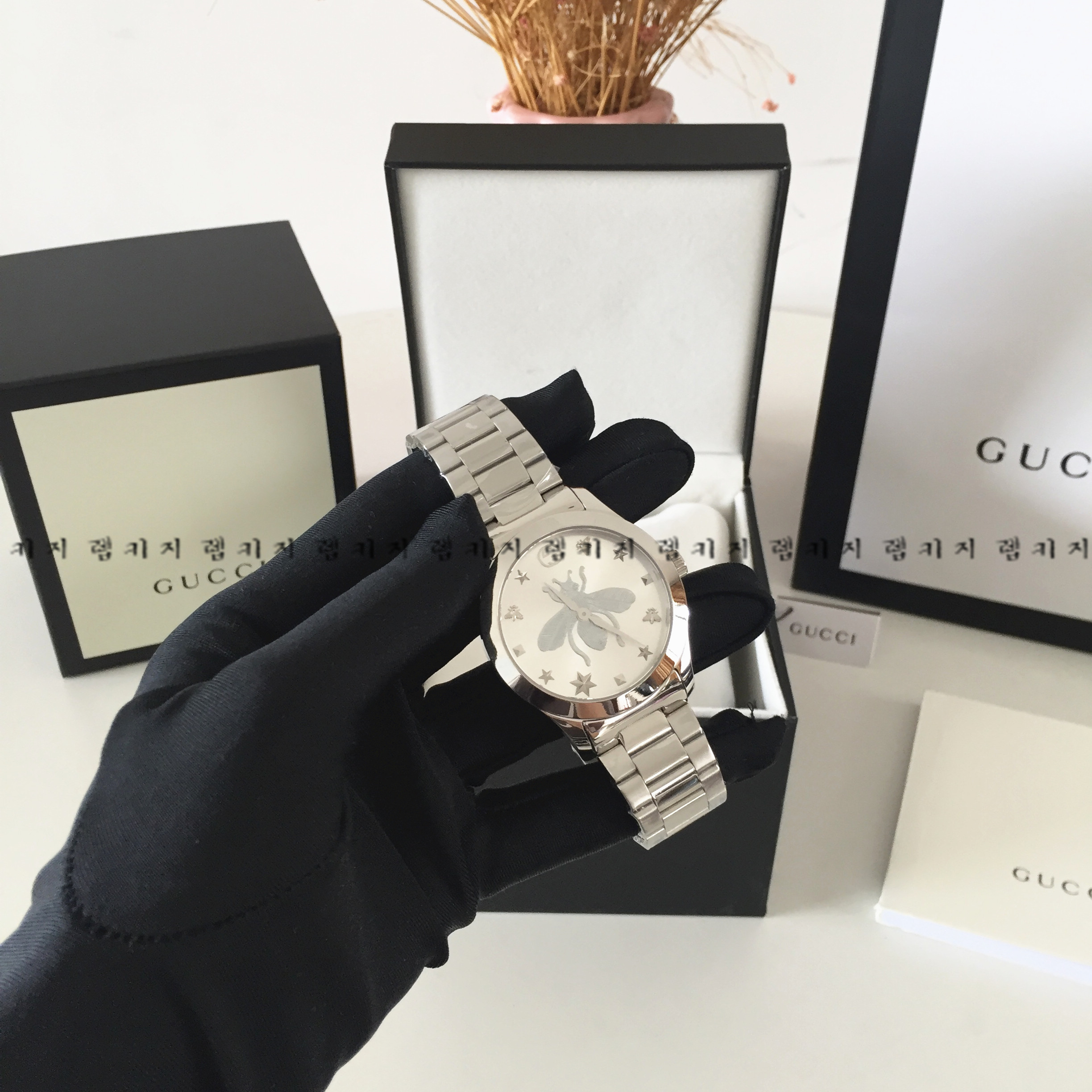 구찌 G타임리스 꿀벌 은장 메탈시계